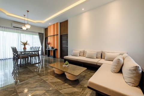 Family Room | Living area | Flat-screen TV