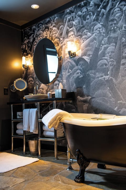 Pearl Jam Suite | Bathroom | Eco-friendly toiletries, hair dryer, towels