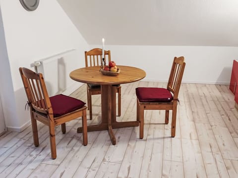 Furniture, Property, Building, Comfort, Wood, Rectangle, Bed Frame, Floor, Lamp