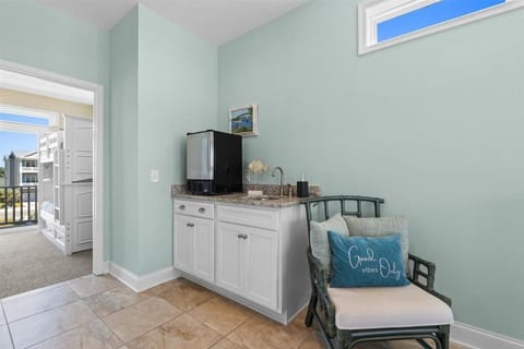 Den- 1st Floor W/Wet Bar