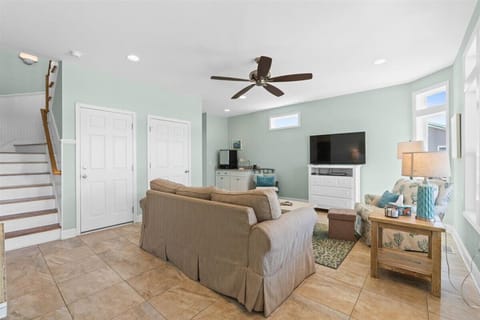 Den- 1st Floor W/Pull out Queen Sofa