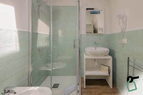 Comfort Chalet | Bathroom | Shower, towels, toilet paper