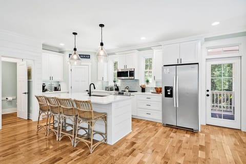 BEAUTIFUL GOURMET KITCHEN