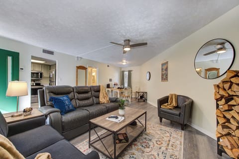 Roaring Fork Road Retreat's cozy living area