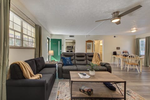 Roaring Fork Road Retreat's cozy living area