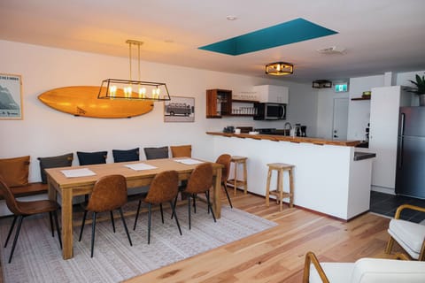 Deluxe Apartment, Ocean View | In-room dining