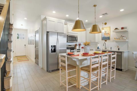 Kitchen bar counter with seating for 4