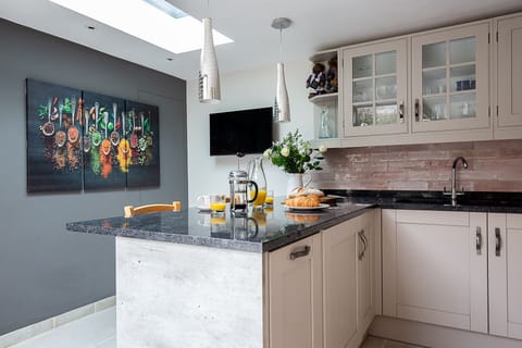 Fuschia Cottage Kitchen - StayCotswold