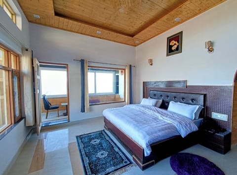 Premium Double Room, Patio, Mountain View | Soundproofing, free WiFi