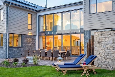 Alfresco dining at Seamist, Watergate Bay, Cornwall
