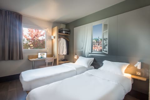 Premium bedding, desk, soundproofing, free WiFi