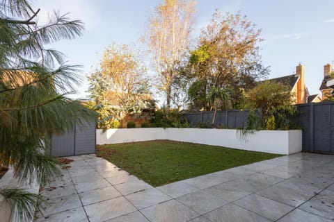 House | 3 bedrooms, desk