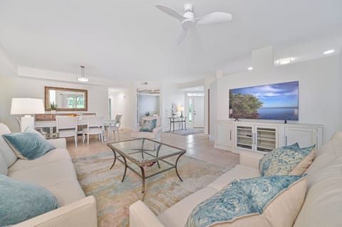 VY201 - Spacious and light living area with TV. Sliding doors to the patio with gorgeous lake and golf course view