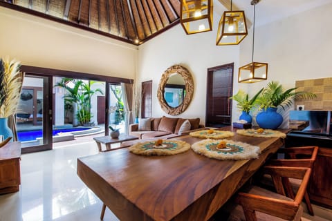 Deluxe Suite, 2 Bedrooms, Pool View | Dining room