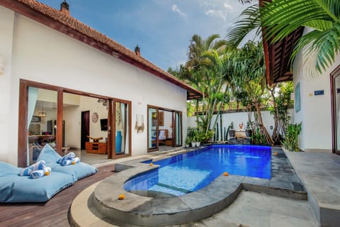 Outdoor pool, sun loungers