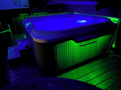Indoor spa tub