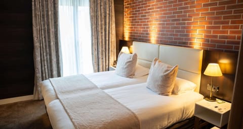 Classic Room, 2 Twin Beds, Non Smoking | In-room safe, desk, laptop workspace, blackout drapes