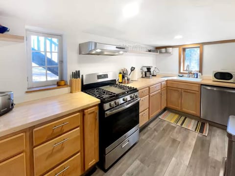 Fully equipped kitchen with all the necessary cooking amenities.