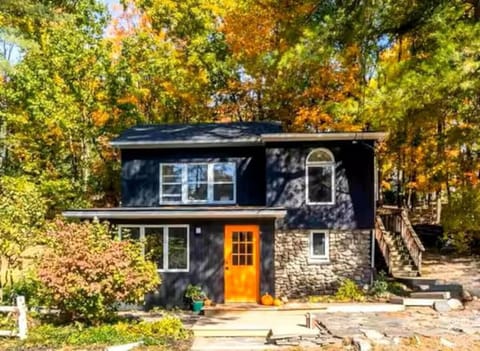 Stunning newly renovated cabin in the woods!