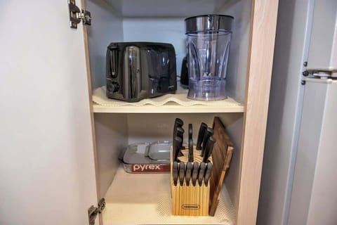 Full kitchen and all utensils provided.