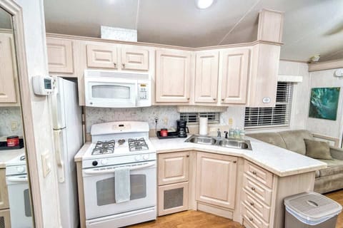 View of full kitchen, space to make your best home cooked meal!