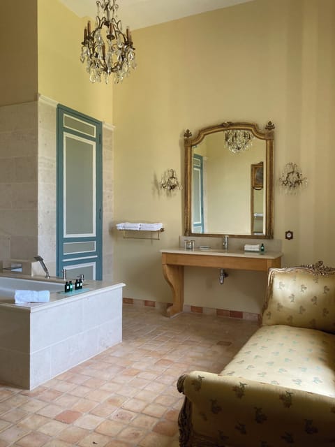 Combined shower/tub, rainfall showerhead, free toiletries, hair dryer