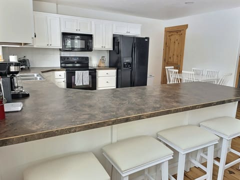 stool seating for 4 in addition to dining area seating for 6