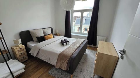 Chambre avec lit double. Le nécessaire pour le canapé convertible (draps, couette, oreillers) se trouve dans la penderie et la commode de cette pièce.