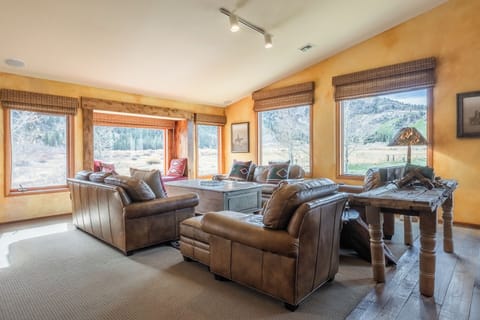 Living Room - Gas Fireplace, Flatscreen TV