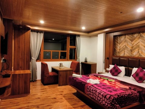 Deluxe Room, 1 King Bed | Egyptian cotton sheets, premium bedding, down comforters