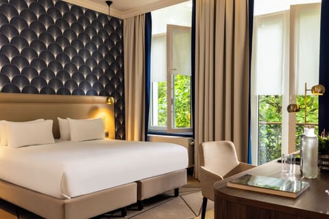 Premium bedding, in-room safe, desk, blackout drapes