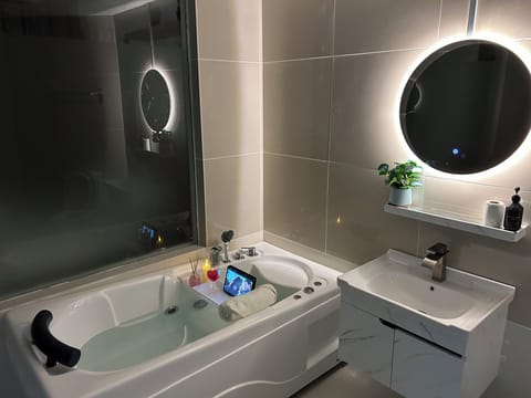 Bathtub