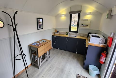 Studio, 1 Double Bed, Non Smoking, Garden View | In-room dining