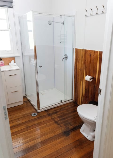 Economy Room | Bathroom