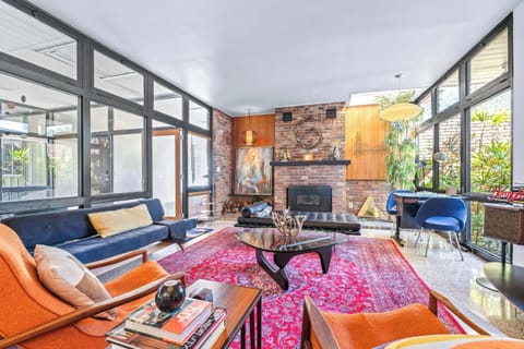 Conversation lounge