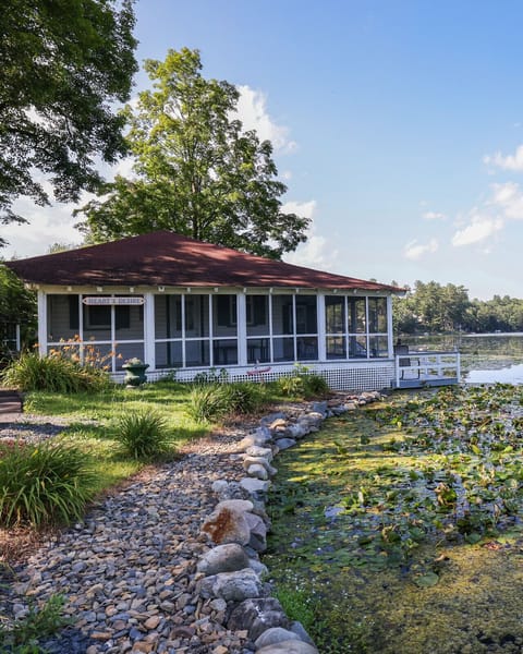 Beautiful lakefront cottage