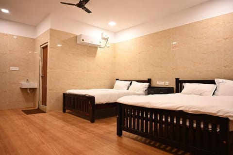 Family Room | Desk, free WiFi