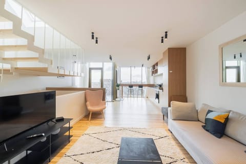 Apartment, 3 Bedrooms, Balcony, City View | Living area