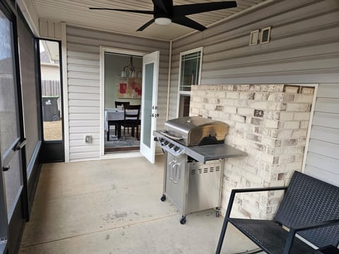 Screened-in patio and gas grill w/ backdoor access