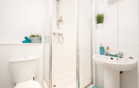 Standard Room, City View | Bathroom | Towels