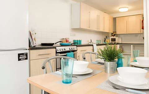 Standard Room, City View | Shared kitchen | Cookware/dishes/utensils
