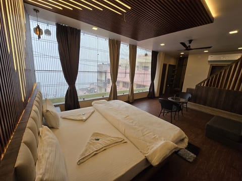 Royal Suite, Balcony, River View | Soundproofing, WiFi (free)