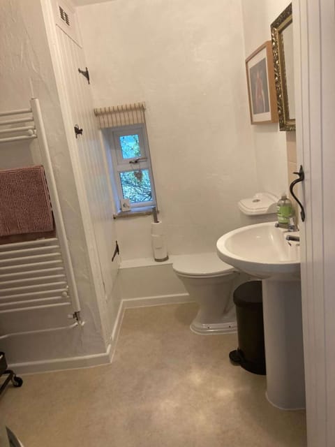 Family Bathroom (with shower)