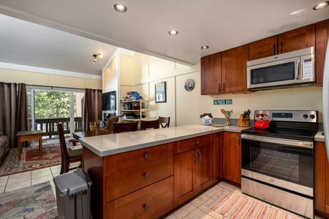 Condo, 2 Bedrooms | Private kitchen | Fridge, oven, coffee/tea maker, toaster