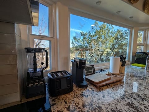 kitchen blender. toaster, Kueriq