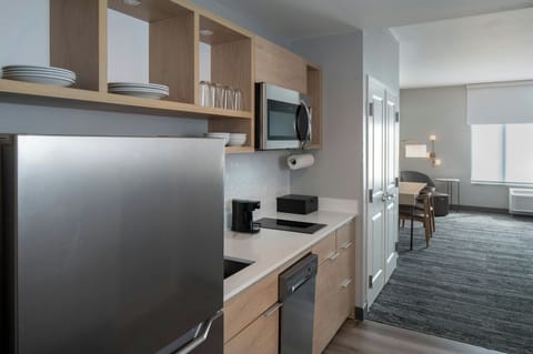 Suite, 1 Bedroom | Desk, laptop workspace, iron/ironing board, free cribs/infant beds