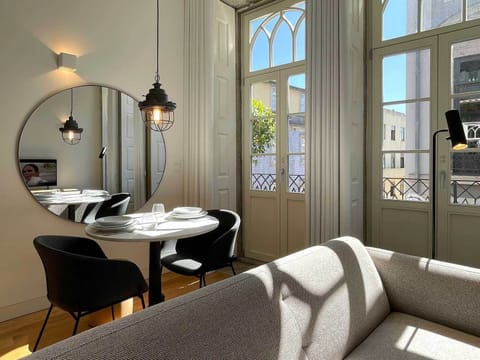 Executive Condo, 2 Twin Beds, City View | Dining room