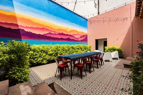 Lunch under a giant mural? Yes please