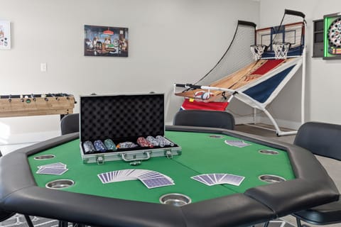 🏡The Owl’s Hollow🏡 Game Room with Card Table, PAC-MAN, Darts, Basketball, Foosball, Pool etc