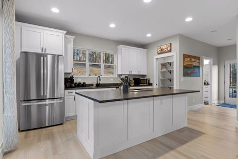 Fully Stocked Kitchen (2)